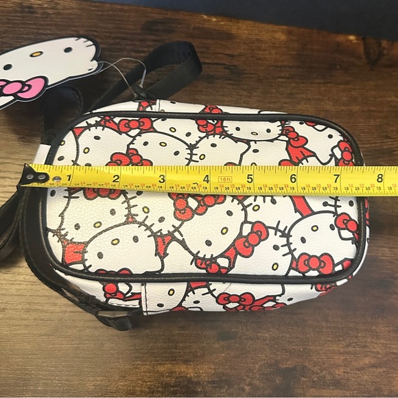 Hello Kitty Mini Purse - Picture 2 of 4
